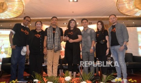 Produser Film Guru Ngaji Rosa Rai Djalal (tengah) bersama sejumlah pemain film memberikan keterangan saat acara peluncuran Official Trailer dan Original Sountrack film Guru Ngaji d Jakarta,Senin (19/2). 