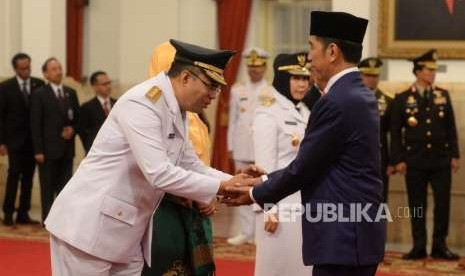 Pelantikan Gubernur NTB. Gubernur terpilih NTB Zulkieflimansyah (kiri) menerima ucapan selamat dari Presiden Joko Widodo usai pelantikan di Istana  Negara, Jakarta, Rabu (19/9).