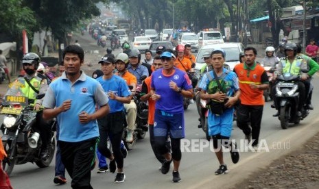 Wakil Gubernur DKI Jakarta Sandiaga Uno (tengah)