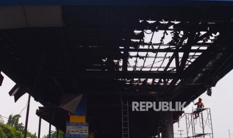 Petugas Jasa Marga membongkar puing-puing gerbang tol yang terbakar akibat aksi 24 September 2019 di Gedung DPR Senayan, Pejompongan, Jakarta, Rabu (25/4/2019).