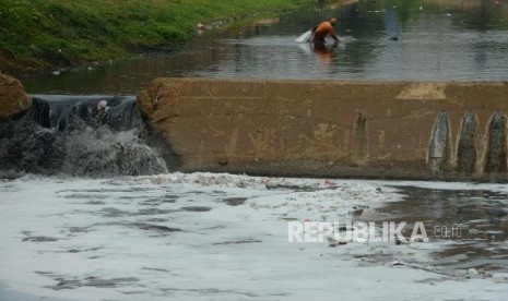 Munculnya busa di Aliran Sungai Ciliwung, Kelurahan Kedung Halang, pertama kali dilihat oleh warga pada Sabtu (23/3/2024) pagi. 