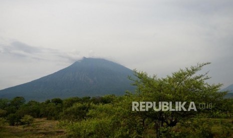 Berkurangnya Asap Sulfatara. Gunung Agung terlihat dari Pantai Jemeluk, Amed, Bali, Ahad (3/12).