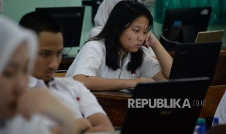 Sejumlah Siswa mengikuti Ujian Nasional Berbasis Komputer (UNBK) di Sekolah Menengah Atas Negeri (SMAN) 28 Jakarta, Senin (1/4).