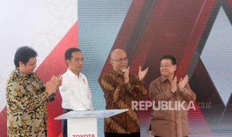 Presiden Joko Widodo (kedua kiri) menekan layar sentuh didampingi Menteri Perindustrian Airlangga Hartarto (kiri) Presiden Direktur PT Toyota Motor Manufacturing Indonesia (TMMIN) Warih Andang Tjahjono (kedua kanan) dan Managing Officer Toyota Motor Corporation dan President of Toyota Motor Asia Pacific Susumu Matsuda pada acara  