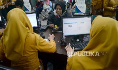 Petugas melayani pendaftaran BPJS Kesehatan 