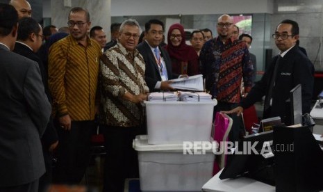 Ketua KPU Arief Budiman bersama sejumlah Komisioner KPU saat akan menyerahkan alat bukti KPU dalam Perselisihan Hasil Pemilihan Umum (PHPU) Pemilihan Presiden 2019, di Mahkamah Konstitusi (MK), Jakarta, Rabu (12/6).