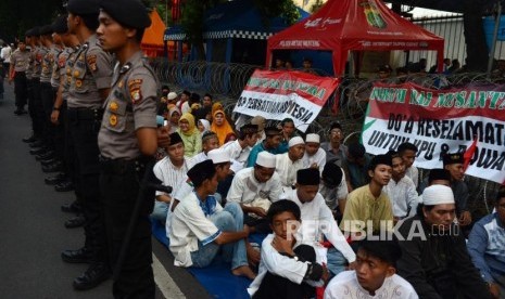 Sejumlah massa aksi dari Forum DAI Nusantara saat menggelar aksi di depan Gedung KPU, Jakarta, Senin (20/5).