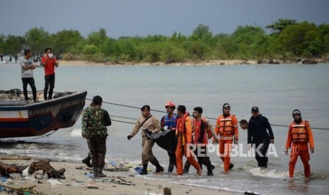 Petugas mengevakuasi jenazah korban bencana Tsunami di Kawasan Sumur, Pandeglang, Banten, Selasa (25/12).