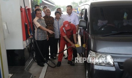 Stock Premium Arus Mudik. Kepala BPH Migas M Fanshurullah Asa (kri) dan Direktur Logistik, Supply Chain dan Infrastruktur Pertamina Gandhi Sriwidodo (kedua kanan) meninjau pengisian bahan bakar premium di SPBU Rest Area KM 102, Cipali, Jawa Barat, Jumat (1/6).