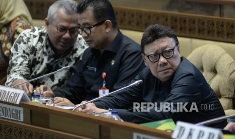 Menteri Dalam Negeri Tjahjo Kumolo mengikuti Rapat Kerja dengan Komisi II DPR di Kompleks Parlemen, Senayan, Jakarta, Kamis (26/9).