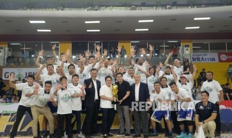 Tim basket Satria Muda Pertamina bersama owner Satria Muda Pertamina Erick Thohir merayakan kemenangan setelah berhasil mengalahkan Tim Pelita Jaya pada laga ketiga final IBL di GOR Soemantri Brodjonegoro, Jakarta, Ahad (22/4).