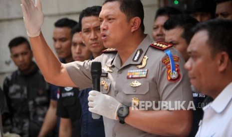 Kapolres Metro Jakarta Barat Kombes Pol Hengki Haryadi (tengah) memberikan keterangan kepada media saat rilis penggerebekan gudang makanan kadaluwarsa di Jalan Kalianyar Jembatan Besi Tambora, Jakarta, Selasa (20/3).