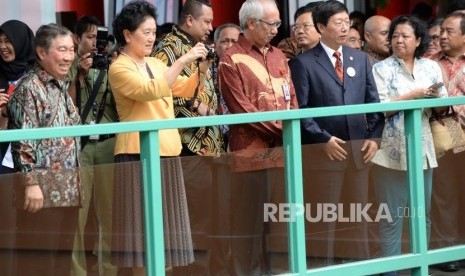  Wakil Perdana Menteri RRT Madame Liu Yandong (keua kiri) bersama Direktur Taman Safari Indonesia jansen Manansang (kiri) melihat Panda Raksasa saat kunjungan resmi Pemerintah RRT ke Istana Panda Indonesia di Taman Safari Cisarua, Jawa Barat, Ahad (26/11). 