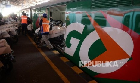 Angkutan Motor Gratis Pemudik. Petugas membongkar muatan motor pemudik di Stasiun lempuyangan, Yogyakarta, Selasa (28/5/2019).