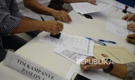 Laporan Awal Dana Kampanye.  Anggota Tim Bendahara TKN 2019 Jokowi - Maruf Amin  menyerahkan daftar Laporan Awal Dana Kampanye Pemilu 2019 di KPU, Jakarta, Ahad (23/9).