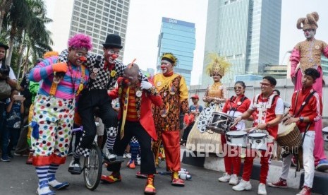 Seniman badut yang tergabung dalam Aku Badut Indonesia menghibur masyarakat pada Hari Bebas Kendaraan Bermotor (HBKB) di Kawasan Bundaran HI, Jakarta, Ahad (15/9/2019).