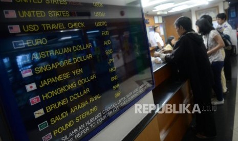 Rupiah Masih Terus Melemah. Pengunjung melakukan penukaran mata uang asing di jasa penukaran uang Ayu Masagung, Jakarta, Senin (23/4).