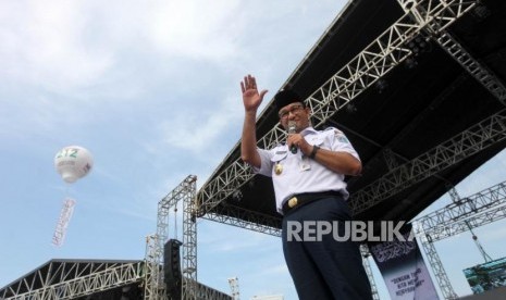 Gubernur DKI Jakarta Anies Baswedan memberikan sambutan saat mengikuti reuni aksi 212 di Lapangan Monumen Nasional, Jakarta, Ahad, (2/12).