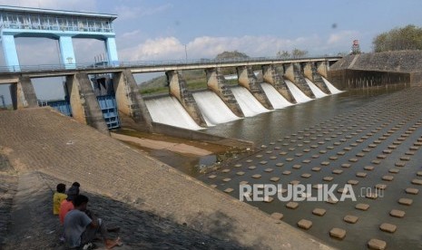 Pemasok Utama Irigasi Solo. Dasar Bendung Colo terlihat saat kemarau, Sukoharjo, Jawa Tengah, Rabu (3/7/2019).