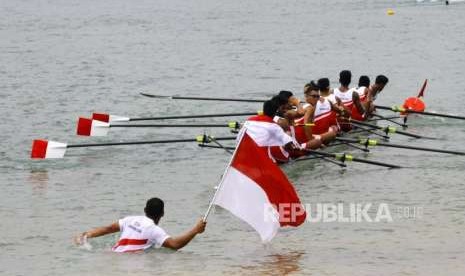 Para pedayung tim putra Indonesia melakukan selebrasi usai finis pertama pada cabang dayung nomor kelas ringan delapan putra Asian Games 2018 di Kompleks Olahraga Jakabaring, Palembang, Jumat (24/8).