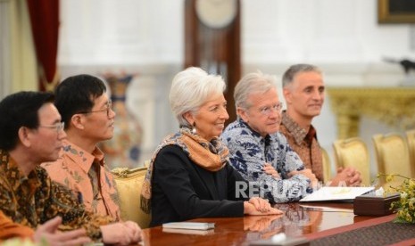 Bahas Rencana Pertemuan IMF.  Direktur Pelaksana Dana Moneter Internasional (IMF) Christine Lagarde (tengah) bersama delegasi saat diterima Presiden Joko Widodo di Istana Merdeka, Jakarta, Senin (26/2).