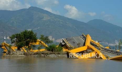 Suasana kondisi Jembatan Ponulele yang rusak di kawasan Pantai Talise, Palu, Sulawesi Tengah, Senin (1/10).