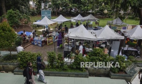 Bazar Ramadhan di Masjid Sunda Kelapa. Pengunjung melintas di dekat stand bazar Ramadhan di Masjid Sunda Kelapa, Jakarta Pusat, Senin (20/5).