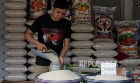 Harga Bahan Pokok di Tangsel Stabil. Seorang pedagang beras merapikan dagangannya di kawasan Pasar Ciputat, Tangerang Selatan.