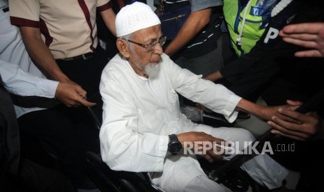 Terpidana kasus terorisme Abu Bakar Ba'asyir saat tiba di Rumah Sakit Cipto Mangunkusumo (RSCM), Jakarta, Kamis (1/3).