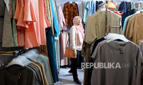 Calon pembeli melihat-lihat baju yang ada di stan pakaian Muslim (ilustrasi). Kementerian Perindustrian (Kemenperin) menyatakan, industri fashion Muslim turut terdampak Covid-19. Hingga jelang Ramadhan, belum tampak peningkatan penjualan pada industri tersebut. 