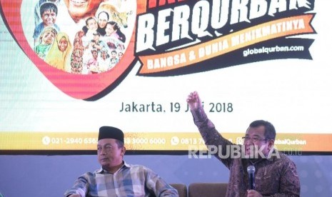 Presiden ACT Ahyudin (tengah) memberikan paparan didampingi  Super Volunteer ACT Bachtiar Nasir saat peluncuran program Indonesia Berqurban, Bangsa & Dunia Menikmatinya, Jakarta, Kamis (19/7).