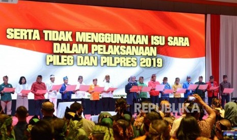 Deklarasi Damai Pemilu 2019. Deklarasi Bersama Caleg DPR-RI Dapil Jawa Barat, DPD-RI dan DPRD Provinsi Jawa Barat Dalam Rangka Pemilu Damai 2019 di Provinsi Jawa Barat, di Sudirman Grand Ballroom, Kota Bandung, Senin (11/3).