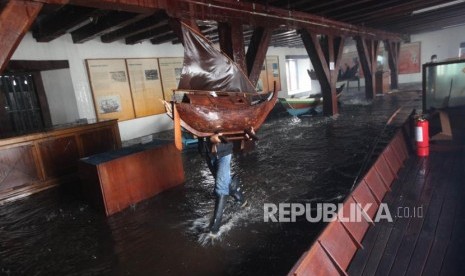 Petugas memindahkan koleksi perahu saat kebakaran Museum Bahari di Penjaringan, Jakarta, Selasa (16/1).