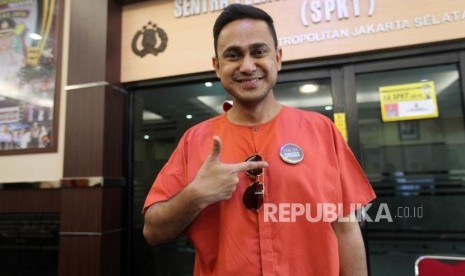 Artis Ramzi berpose seusai deklarasi antinarkoba di Markas Polres Metro Jakarta Selatan, Jakarta, Kamis (22/2).