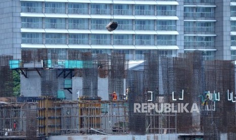 Serapan Unit Apartemen. Pekerja mengerjakan pembangunan apartemen di Jakarta, Rabu (7/3).