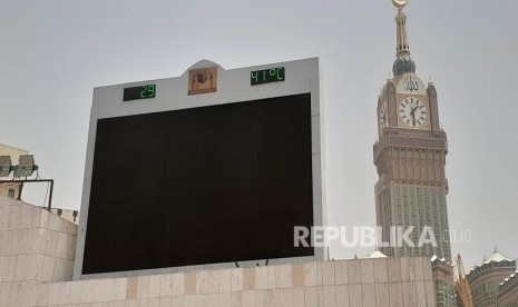 NCM Memperingatkan Warga Saudi akan Badai Debu. Foto:   Layar suhu udara di pelataran Masjid Al Haram menunjukkan cuaca di Kota Makkah pada Jumat (12/7) siang di angka 41 derajat celcius. Cuaca panas di Makkah diperkirakan akan terus berlangsung hingga musim haji tahun ini selesai.