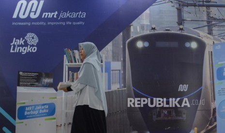 Warga membaca buku di Ruang Baca Jakarta di halte MRT Bundaran HI.