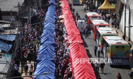 Suasana warga yang melihat-lihat barang distan pedagang kaki lima (PKL) di Kawasan Tanah Abang, Jakarta, Senin (25/12).