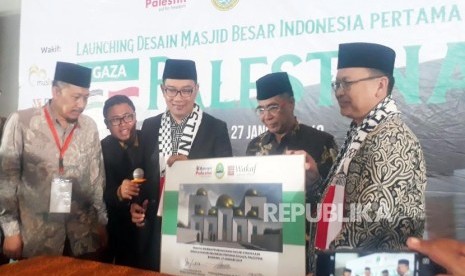 Gubernur Jabar Ridwan Kamil, menyerahkan desain Masjid Besar Indonesia pertama di Gaza Palestina kepada Ketua Umum YPM Salman ITB Suwarno dan Direktur Aman Palestin Miftahuddin Kamil, di Masjid Salman ITB, Ahad (27/1).