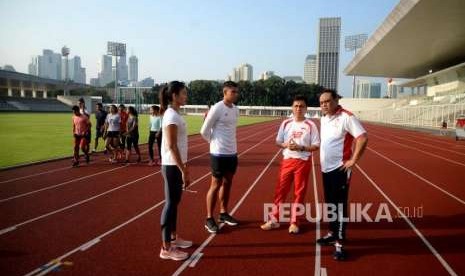 CdM Tinjau Latihan Atletik. Cdm Asian Games 2018 Syafruddin (kanan), Sekjen PASI Tigor Tanjung (kedua kanan) bersama atlet saat meninjau latihan cabor Atletik di Stadion Madya, Komplek GBK, Jakarta, Sabtu (11/8).