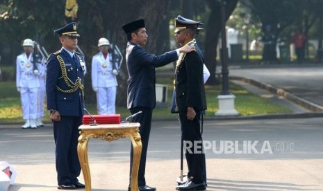 President Joko Widodo (second left) pinned the rank to the best graduates Akpol winning Adhi Makayasa Ipda Dolly Septian during the ceremony Prasetya Perwira (Praspa) TNI-Polri 2018 at Merdeka Palace, Jakarta, Thursday (July 19).