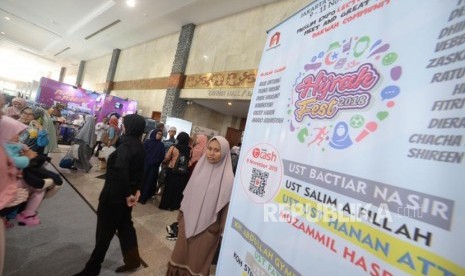 Pengunjung Hijrah Fest berada dalam acara Hijrah Fest di  Jakarta Covention Center, Jakarta, Jumat (9/11).