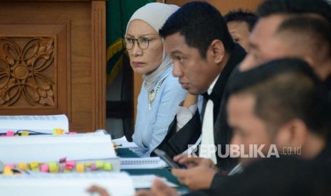 Terdakwa dugaan penyebaran berita bohong atau hoaks Ratna Sarumpaet saat menjalani sidang kasus dugaan penyebaran berita bohong atau hoaks di PN Jakarta Selatan, Jakarta, Kamis (4/4).