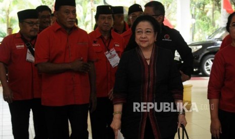 Komarudin Watubun (kedua kiri) bersama Ketua Umum PDI Perjuangan Megawati Soekarnoputri (ilustrasi).