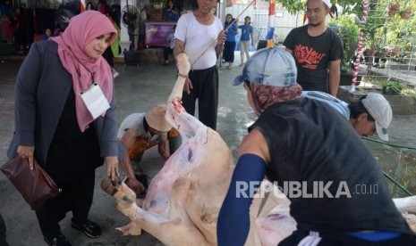 Ketua Umum Pengurus Besar (PB) Wanita Al Irsyad Fatimah Askar menyaksikan pemotongan hewan qurban di Rutan Pondok Bambu, Jakarta, Selasa (13/8).