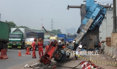 Petugas  mengevakuasi crane yang roboh di KM 15 Tol Jakarta-Cikampek di Wilayah Kota Bekasi, Jawa Barat, Kamis (16/11).