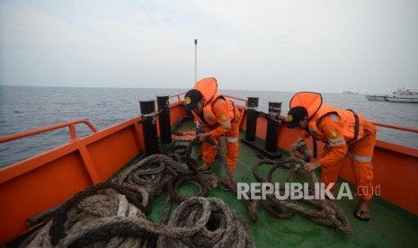 Personnel of the National Search and Rescue Agency prepare to search for the victims and debris of Lion Air flight JT610 that crashed into Karawang waters, West Java, Tuesday (Oct 30).