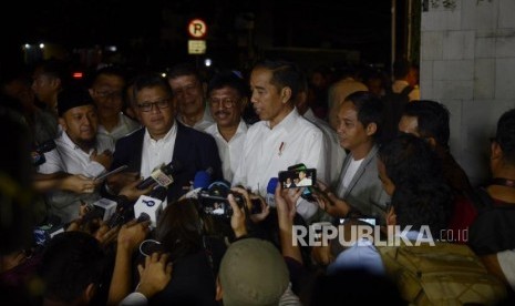 Presiden terpilih Joko Widodo memberikan keterangan kepada wartawan usai menghadiri acara pembubaran Tim Kampanye Nasional (TKN) Joko Widodo-Ma'ruf Amin di Jakarta, Jumat (26/7).