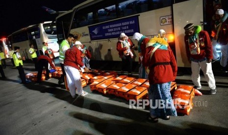 Pemberangkatan Pertama Embarkasi Solo. Jamaah calon haji kloter pertama asal embarkasi Solo memasuki pesawat di Bandara Adi Soemarmo, Boyolali, Jawa Tengah, Ahad (7/7/2019).