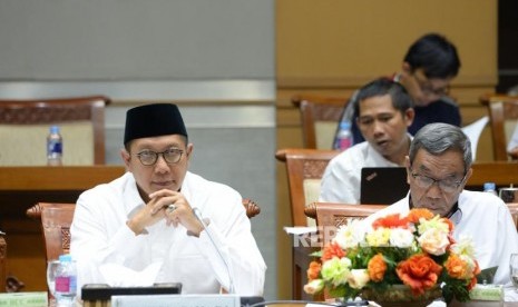 Menteri Agama Lukman Hakim Saifuddin (kiri) mengikuti Rapat Kerja bersama Komisi VIII DPR RI di Komplek Parlemen Senayan, Jakarta, Senin (22/1).